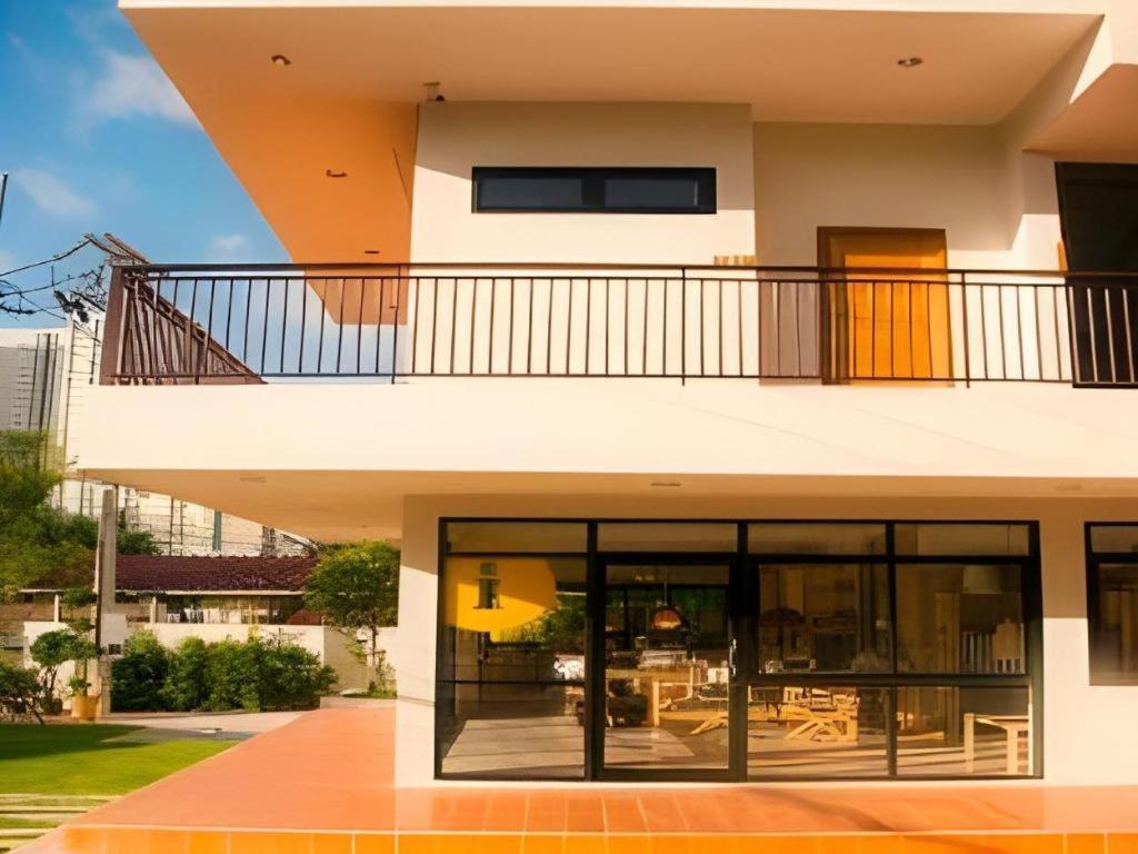 Yellow Moon Hotel Патая Екстериор снимка